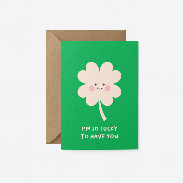 Love card with a white clover with a smiley face and a text that says i’m so lucky to have you