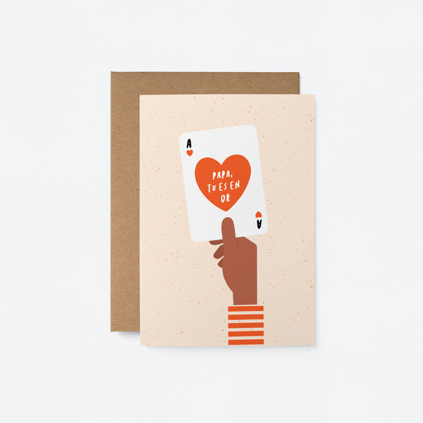 french fathers day card with a black hand holding an ace of heart playing card with a text that says Papa, tu es en or